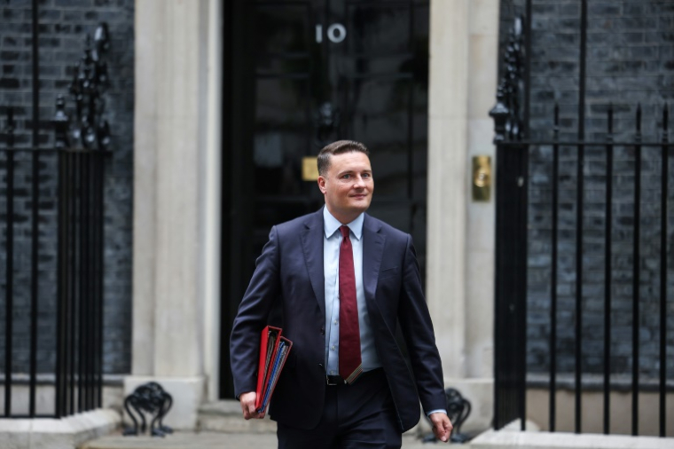 Le ministre britannique de la Santé, Wes Streeting à la sortie de Downing Street, le 11 juin 2025 à Londres ( AFP / HENRY NICHOLLS )
