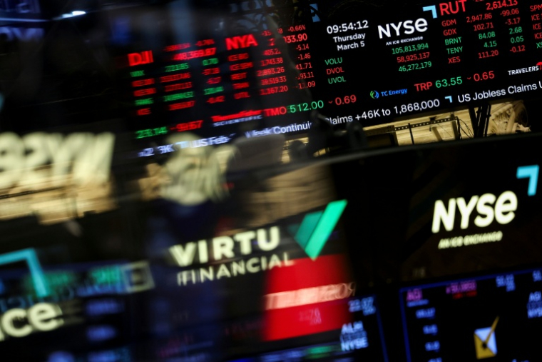 Des écrans à la Bourse de New York, le 5 mars 2026 ( AFP / ANGELA WEISS )