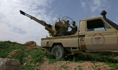 Un soldat syrien est posté dans un véhicule blindé à la frontière avec le Liban, dans le secteur de Qousseir, le 1er avril 2026 ( AFP / Bakr ALkasem )