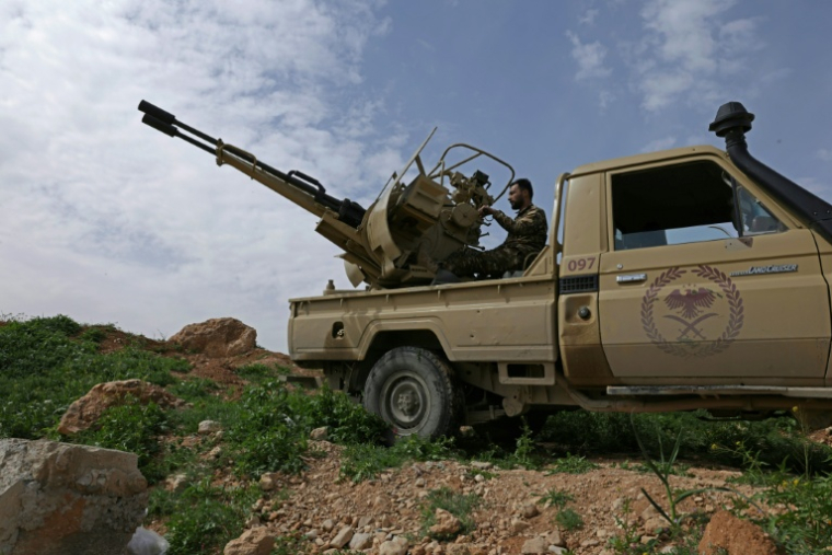 Un soldat syrien est posté dans un véhicule blindé à la frontière avec le Liban, dans le secteur de Qousseir, le 1er avril 2026 ( AFP / Bakr ALkasem )