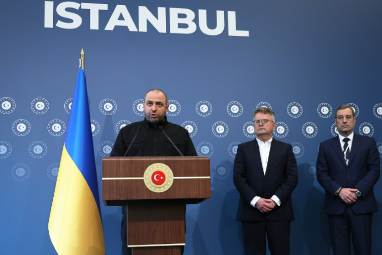 Le ministre ukrainien de la Défense Roustem Oumerov(G) lors d'une conférence de presse le 2 juin 2025 à Istanbul ( AFP / Adem ALTAN )