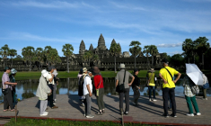 Des touristes visitent le site du temple d'Angkor Wat, dans la région de Siem Reap, au Cambodge, le 18 décembre 2025 ( AFP / TANG CHHIN Sothy )