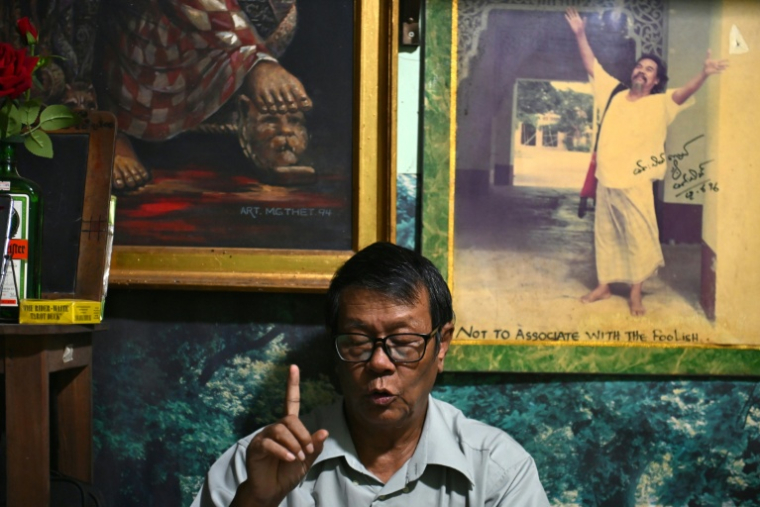 L'astrologue Min Thein Kyaw lors d'une séance de voyance avec un client, le 17 décembre 2025 à Rangoun  ( AFP / Sai Aung MAIN )