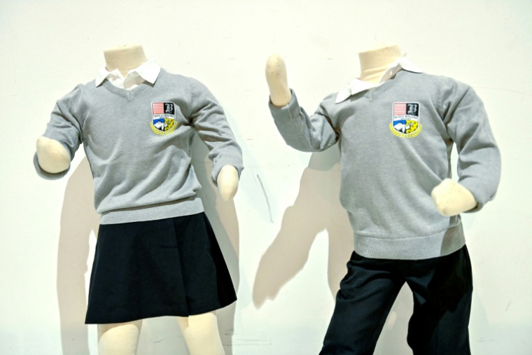Les nouveaux uniformes scolaires qui seront utilisés dans certaines écoles primaires à Béziers, le 15 février 2024 ( AFP / Sylvain THOMAS )