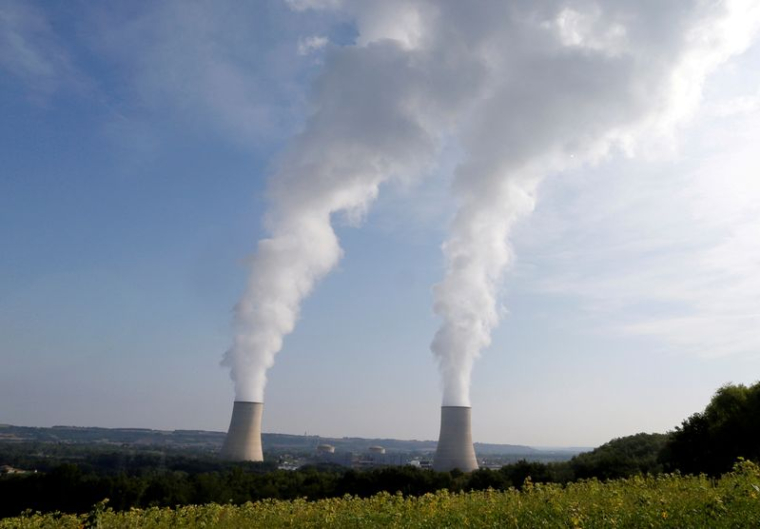Tours de refroidissement près de la centrale nucléaire de Golfech, en bordure de la Garonne, entre Agen et Toulouse, en France