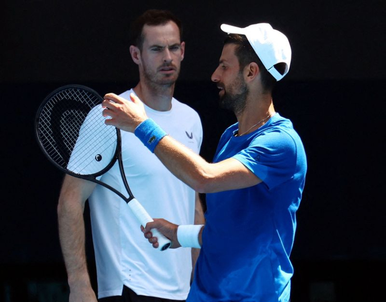 Le Serbe Novak Djokovic avec son entraîneur Andy Murray