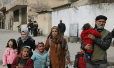 Des habitants évacuent les quartiers à majorité kurde d'Alep, pilonnés par l'armée syrienne pour en chasser les forces kurdes, le 8 janvier 2026 ( AFP / Bakr ALkasem )