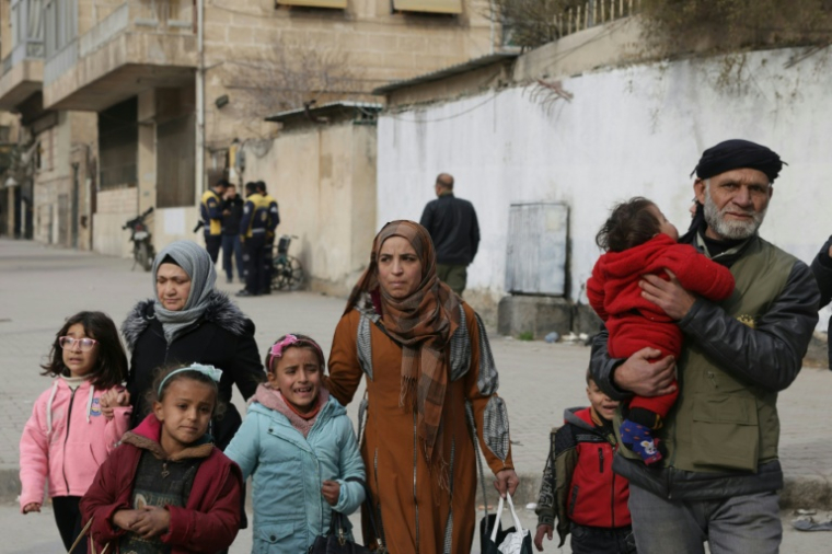 Des habitants évacuent les quartiers à majorité kurde d'Alep, pilonnés par l'armée syrienne pour en chasser les forces kurdes, le 8 janvier 2026 ( AFP / Bakr ALkasem )