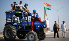 LES FERMIERS BLOQUENT LES ROUTES EN INDE POUR PROTESTER CONTRE UNE RÉFORME AGRAIRE