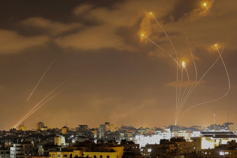 Le système de défense antimissile israélien Iron Dome intercepte des roquette tirées depuis Gaza, le 13 mai 2023 ( AFP / MOHAMMED ABED )