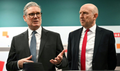 Le Premier ministre britannique Keir Starmer (à gauche) et le secrétaire à la Défense John Healey lors d'une rencontre avec des apprentis de l'entreprise aérospatiale BAE system, à Barrow-in-Furness, dans le nord-ouest de l'Angleterre, le 20 mars 2025 ( POOL / Oli SCARFF )