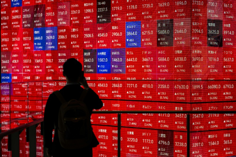 Un panneau électronique affiche les cours du Nikkei 225 à la Bourse de Tokyo, le 8 avril 2026  ( AFP / Philip FONG )