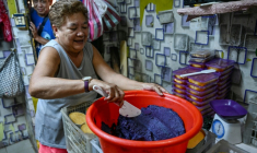 Une employée prépare une pâte d'igname violette (ube halaya) dans une boutique de Manille, le 1er octobre 2026 aux Philippes ( AFP / Jam STA ROSA )