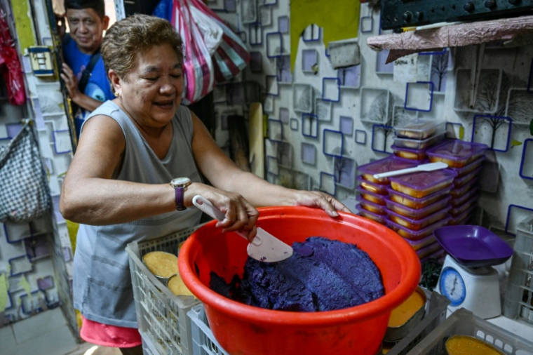 Une employée prépare une pâte d'igname violette (ube halaya) dans une boutique de Manille, le 1er octobre 2026 aux Philippes ( AFP / Jam STA ROSA )