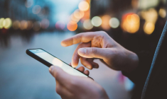 Le marché des smartphones est complètement saturé par la concurrence, les marques doivent donc rivaliser de créativité pour proposer quelque chose de neuf et se démarquer de leurs rivaux. crédit photo : Shutterstock