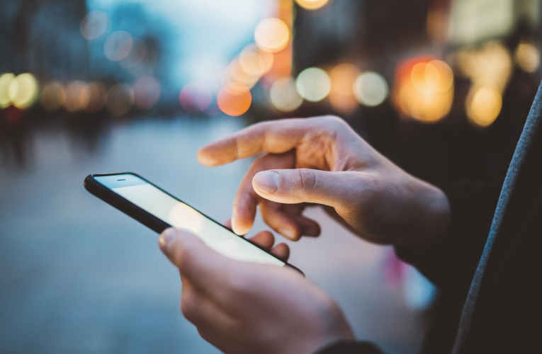 Le marché des smartphones est complètement saturé par la concurrence, les marques doivent donc rivaliser de créativité pour proposer quelque chose de neuf et se démarquer de leurs rivaux. crédit photo : Shutterstock