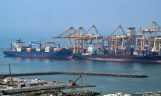 Des navires à quai au terminal à conteneurs du port de Khor Fakkan, le long du golfe d'Oman, le 14 juillet 2026 aux Emirats arabes unis ( AFP / - )
