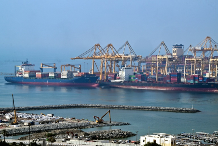 Des navires à quai au terminal à conteneurs du port de Khor Fakkan, le long du golfe d'Oman, le 14 juillet 2026 aux Emirats arabes unis ( AFP / - )