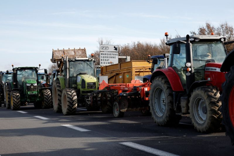 Les agriculteurs protestent contre les mesures prises par le gouvernement français à la suite de l'apparition d'un foyer de dermatose nodulaire du bétail en France
