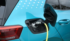 "La France souhaite poursuivre l'électrification des véhicules et défendra des flexibilités en matière de neutralité technologique dès lors qu'elles s'accompagneront de mesures très claires d'incitation à la préférence européenne qui soutiennent les emplois industriels en Europe", déclarent les ministères de Bercy et de la Transition écologique ( AFP / Ina FASSBENDER )