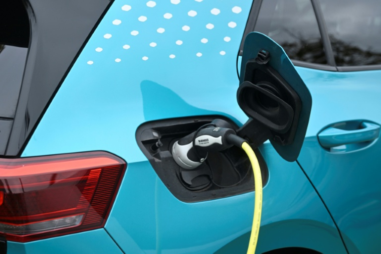 "La France souhaite poursuivre l'électrification des véhicules et défendra des flexibilités en matière de neutralité technologique dès lors qu'elles s'accompagneront de mesures très claires d'incitation à la préférence européenne qui soutiennent les emplois industriels en Europe", déclarent les ministères de Bercy et de la Transition écologique ( AFP / Ina FASSBENDER )
