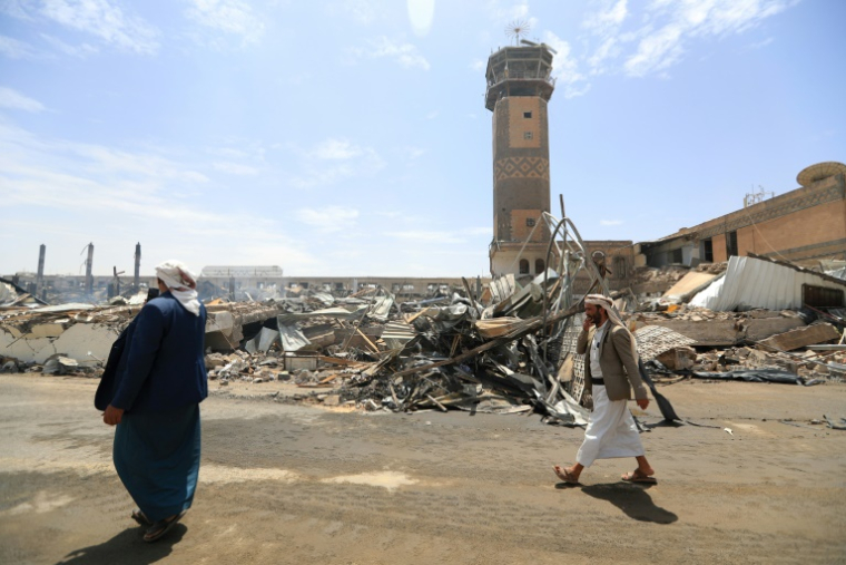 Les dégâts dans l'aéroport international de Sanaa au lendemain de frappes israéliennes, le 7 mai 2025 ( AFP / Mohammed HUWAIS )