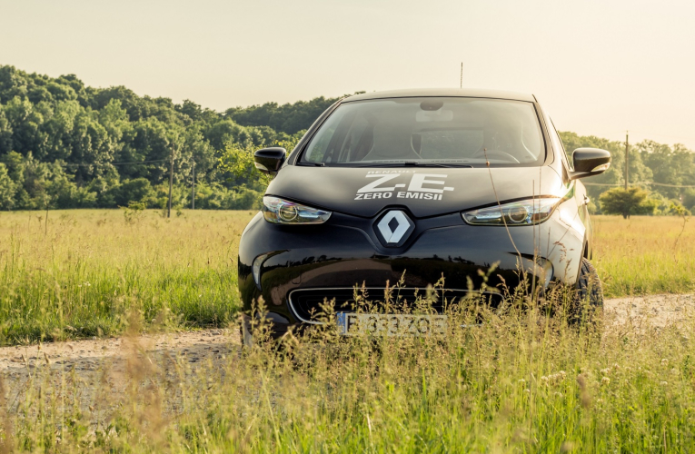 Voiture électrique : et si c’était le moment d’acheter ? (Crédits photo : Shutterstock)