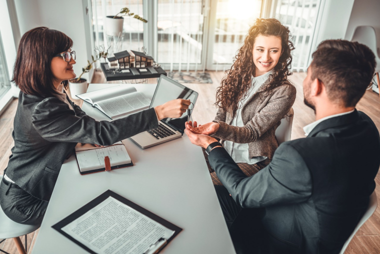 À combien est-il possible d'emprunter ? Quelles sont les nouvelles mesures qui vont impacter la capacité d'emprunt des ménages ? (Crédit photo: © harbucks- stock.adobe.com)