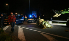 Pierre Guillaume Mercadal (L), leader  de la Coordination rurale de Tarn-et-Garonne (CR 82), participe au blocage de l'A20 près de Montauban, le 18 décembre 2025 ( AFP / Matthieu RONDEL )