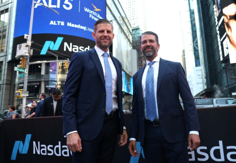 Eric Trump (à gauche), nouveau directeur du conseil d'administration d'ALT5, et Donald Trump Jr., observateur du conseil d'administration d'ALT5, devant le Nasdaq à Times Square à New York le 13 août 2025 ( AFP / TIMOTHY A. CLARY )