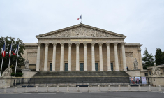 L'OFCE mise sur un déficit public  en France à 5,4% du Produit intérieur brut (PIB) et 5% en 2026, contre les 4,7% espérés par l'exécutif.  ( AFP / MARTIN LELIEVRE )