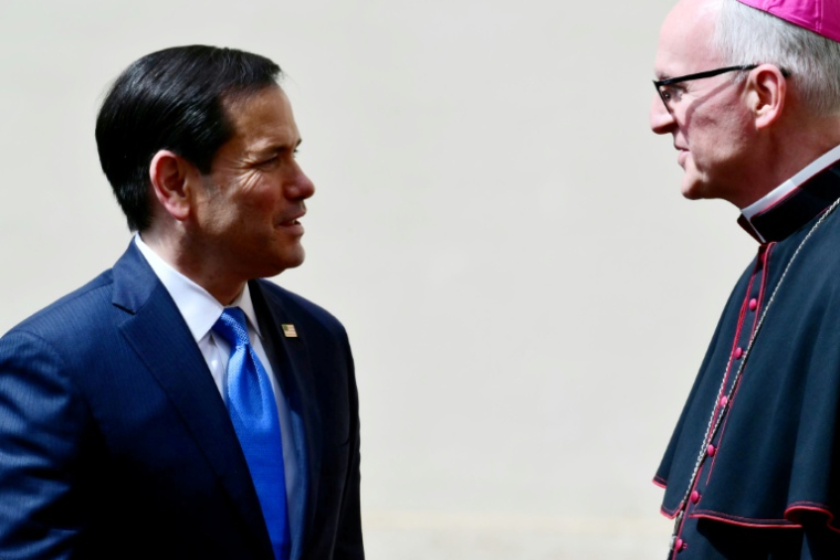Le secrétaire d'Etat américain Marco Rubio accueilli par Mgr Petar Rajic au Vatican le 7 mai 2026 ( AFP / Stefano RELLANDINI )