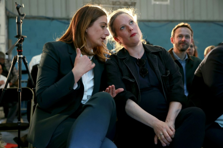 La secrétaire nationale des Ecologistes Marine Tondelier (g) et Lucie Castets (d) lors du congrès des écologistes à Pantin, au nord de Paris, le 26 avril 2025 ( AFP / Alain JOCARD )