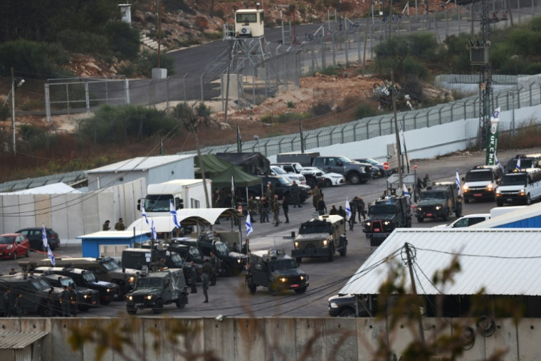 Véhicules militaires israéliens devant la prison d'Ofer, en Cisjordanie occupée, avant la libération de prisonniers palestiniens, le 13 octobre 2025 ( AFP / HAZEM BADER )