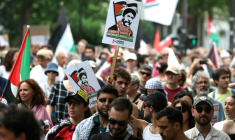 Des manifestants tiennent des pancartes pour réclamer la libération du Libanais Georges Ibrahim Abdallah durant une manifestation propalestinienne le 14 juin 2025 à Paris ( AFP / Thomas SAMSON )