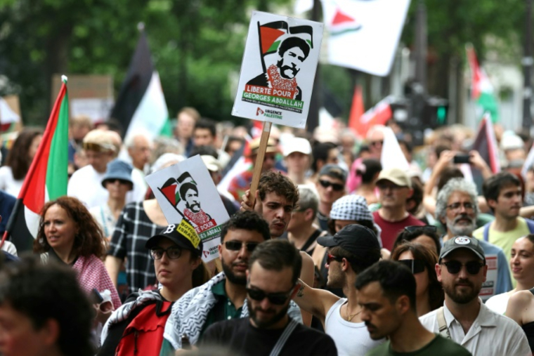 Des manifestants tiennent des pancartes pour réclamer la libération du Libanais Georges Ibrahim Abdallah durant une manifestation propalestinienne le 14 juin 2025 à Paris ( AFP / Thomas SAMSON )