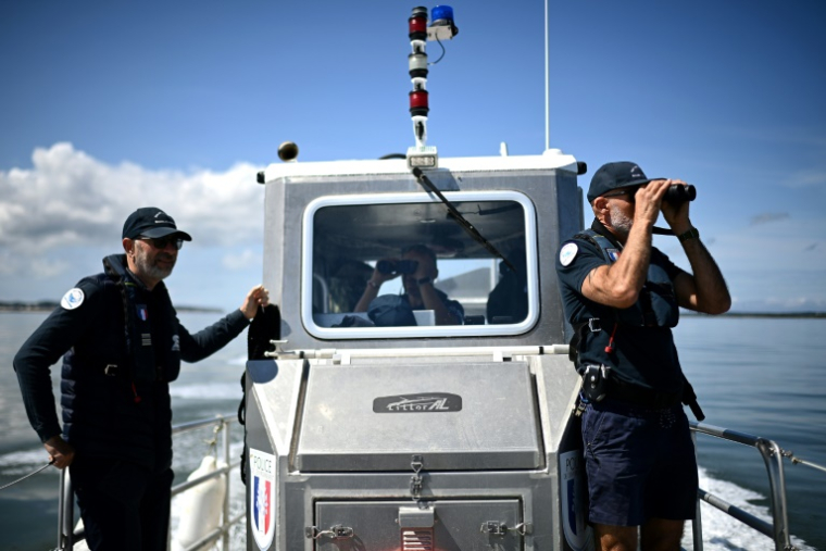 Des agents de la police de l'environnement de l'OFB en patrouille pour empêcher les plaisanciers de mouiller dans les zones réglementées où l'habitat aquatique des zostères est surveillé et développé pour lutter contre l'érosion et l'envasement du Bassin d'Arcachon, le 13 mai 2025 en Gironde ( AFP / Christophe ARCHAMBAULT )