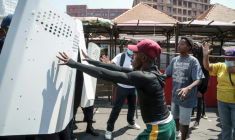 Des manifestants protestant contre les coupures d'eau et d'électricité devant les boucliers des forces de l'ordre malgaches, à Antananarivo le 25 septembre 2025 ( AFP / RIJASOLO )