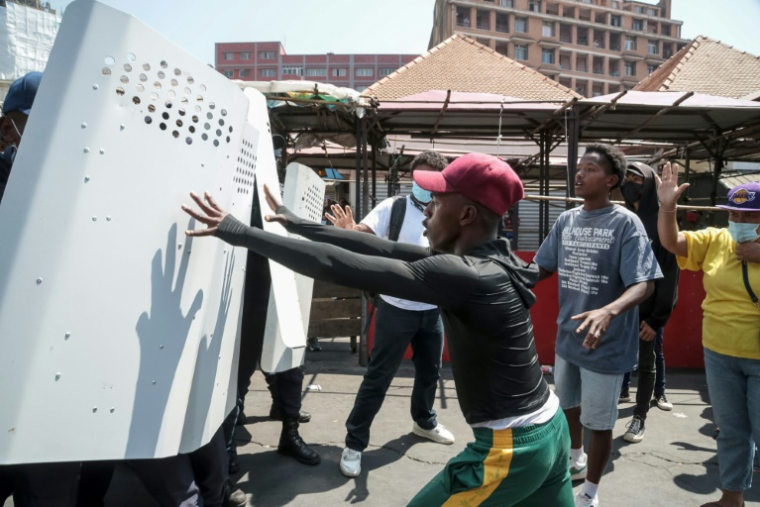 Des manifestants protestant contre les coupures d'eau et d'électricité devant les boucliers des forces de l'ordre malgaches, à Antananarivo le 25 septembre 2025 ( AFP / RIJASOLO )