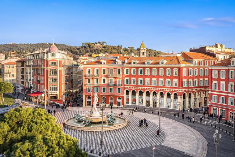 (Crédits photo : Adobe Stock - ville française Nice, place Masséna)