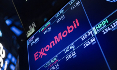 Le logo de la société Exxon Mobil Corporation est affiché sur un écran au sol de la Bourse de New York