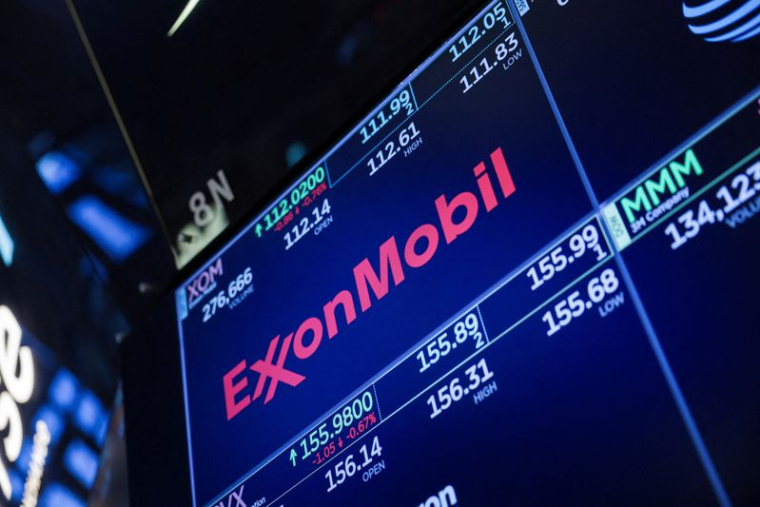 Le logo de la société Exxon Mobil Corporation est affiché sur un écran au sol de la Bourse de New York
