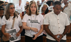 Des proches de prisonniers politiques assistent à une messe en l'honneur du prisonnier politique décédé Victor Quero Navas, à Caracas, le 15 mai 2026, au Venezuela ( AFP / Juan BARRETO )