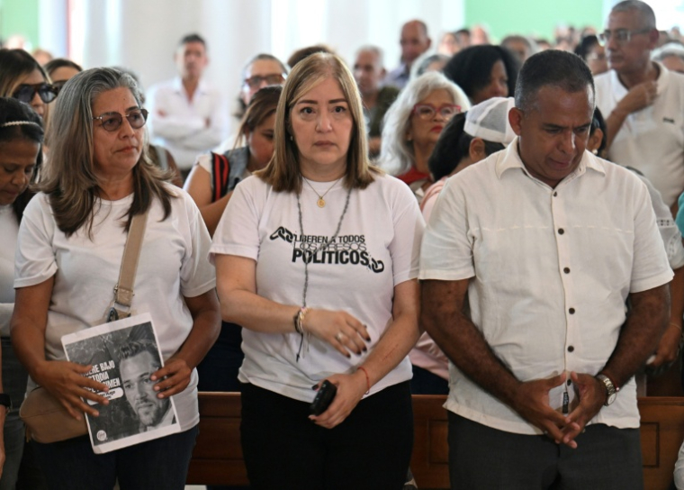 Des proches de prisonniers politiques assistent à une messe en l'honneur du prisonnier politique décédé Victor Quero Navas, à Caracas, le 15 mai 2026, au Venezuela ( AFP / Juan BARRETO )