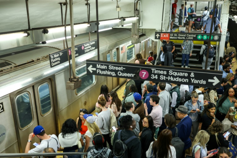 Des personnes sur le quai de métro à la gare Grand Central dans l'arrondissement de Manhattan ,à New York, le 29 avril 2025 ( AFP / CHARLY TRIBALLEAU )
