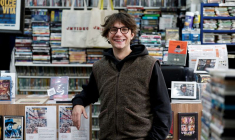 Theo Bancilhon, gérant de JM Video, un magasin de location de vidéos à Paris