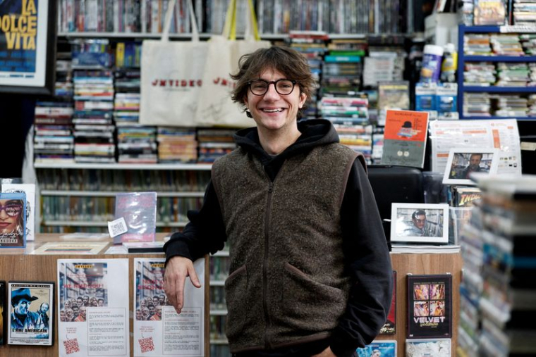Theo Bancilhon, gérant de JM Video, un magasin de location de vidéos à Paris