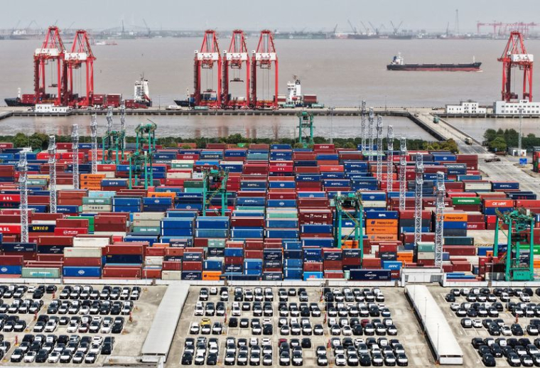 PHOTO D'ARCHIVE : Vue prise par un drone montrant des véhicules électriques (VE) destinés à l'exportation et des conteneurs dans un port de Shanghai