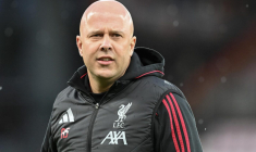 Arne Slot donne une interview lunaire