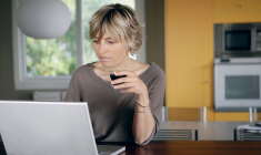 Le célibataire ne doit pas négliger les placements risqués à potentiel comme les actions. (© Phovoir)